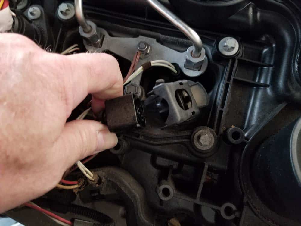 bmw f30 spark plug replacement - Remove the plug from the ignition coil.
