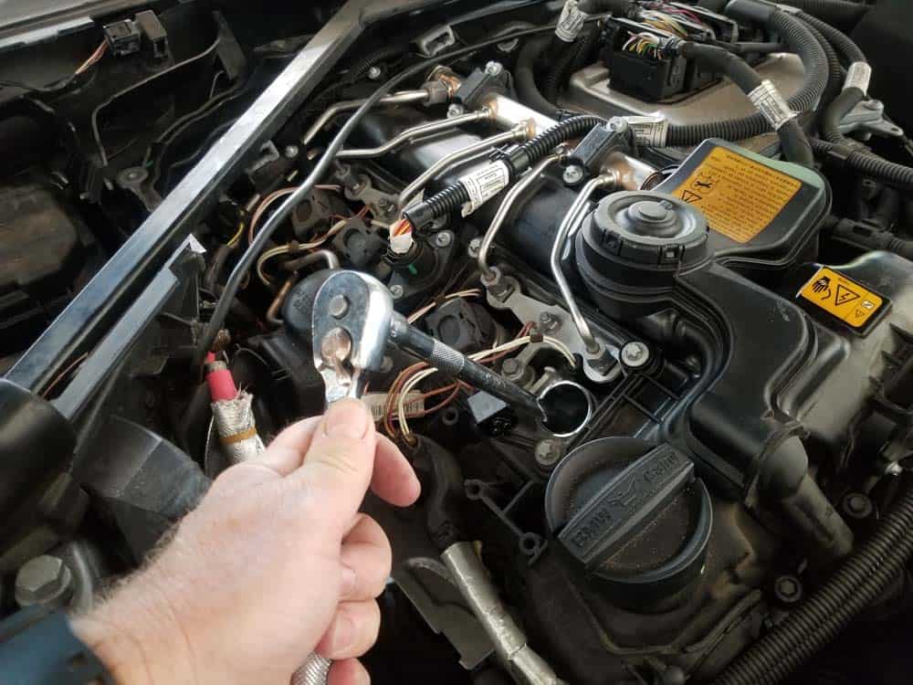 bmw f30 spark plug replacement - Remove the spark plug from the engine