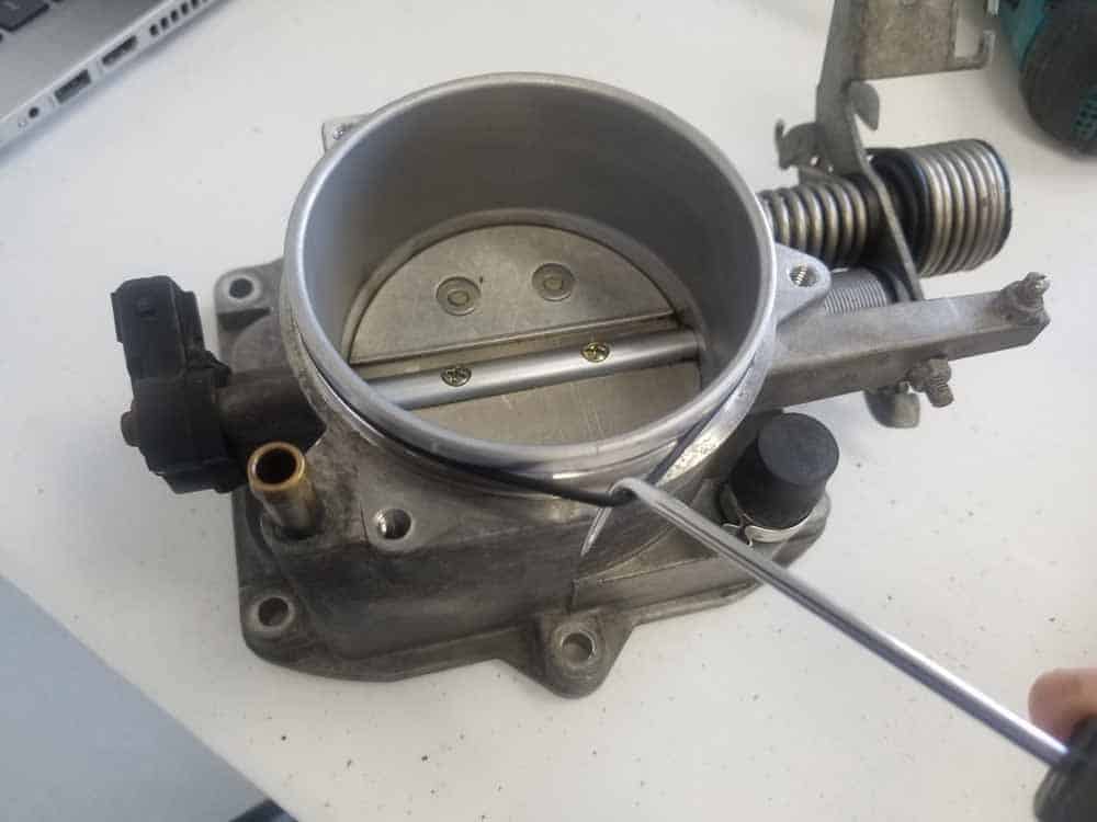 bmw M60 throttle body gasket replacement - Remove the old o-ring from the secondary throttle body