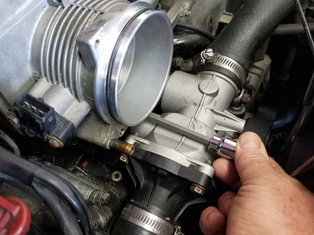 bmw M60 throttle body gasket replacement - Install the throttle body mounting bolts and hand tighten