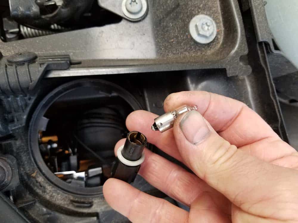 bmw f30 parking lamp replacement - Push the bulb in and turn it to release it from the socket