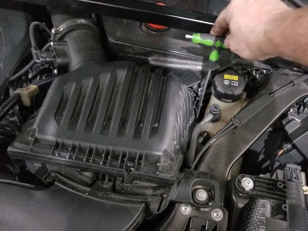 bmw x2 air filter replacement - T30 torx screws anchoring the cover