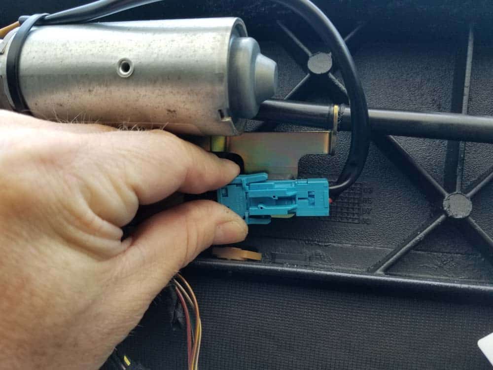 bmw e46 convertible latch gear replacement - Squeeze the motors electrical plug to release it from the motor