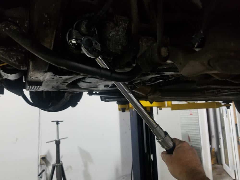 bmw e63 tie rod replacement - Torque the inner ball joint to 100 Nm (81 ft-lb).