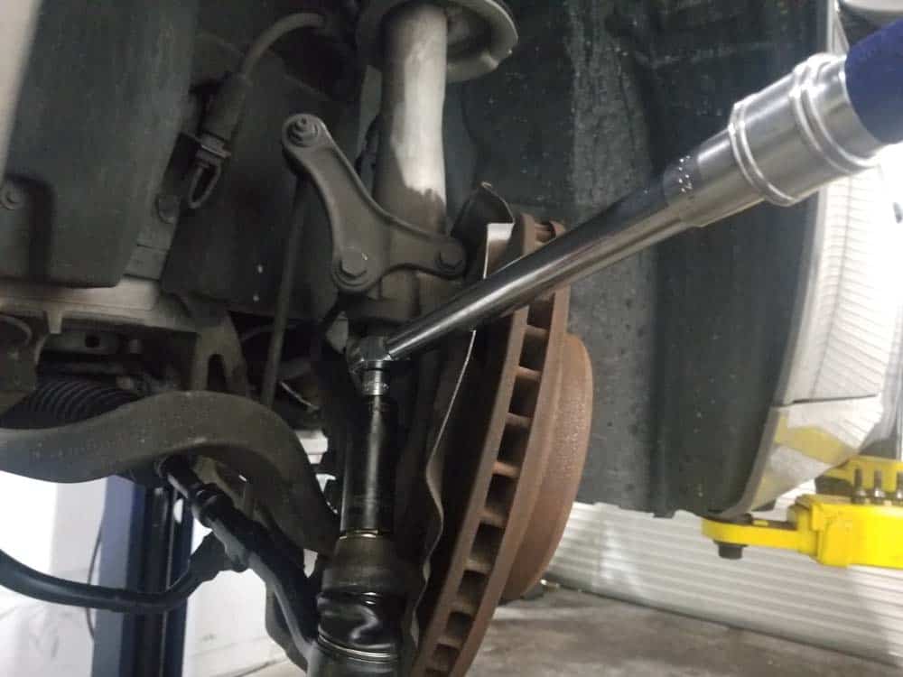 bmw e63 tie rod replacement - Torque the outer ball joint to 80 Nm (59 ft-lb).