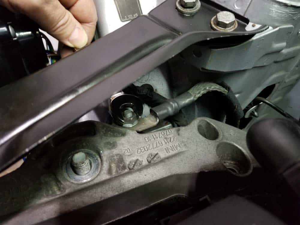 mini r56 water pump replacement - Remove the ground strap nut
