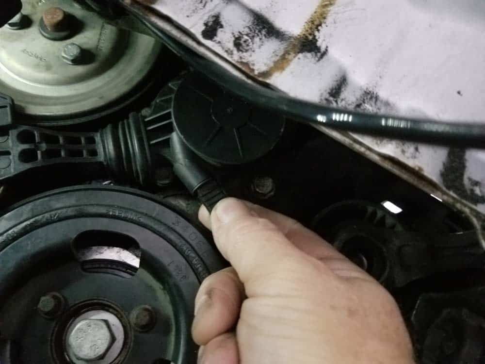mini r56 water pump replacement - Release the friction wheel by pulling on its release