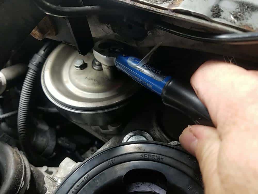 mini r56 water pump replacement - Torque the drive wheel bolts to 10 Nm (7 ft-lb).