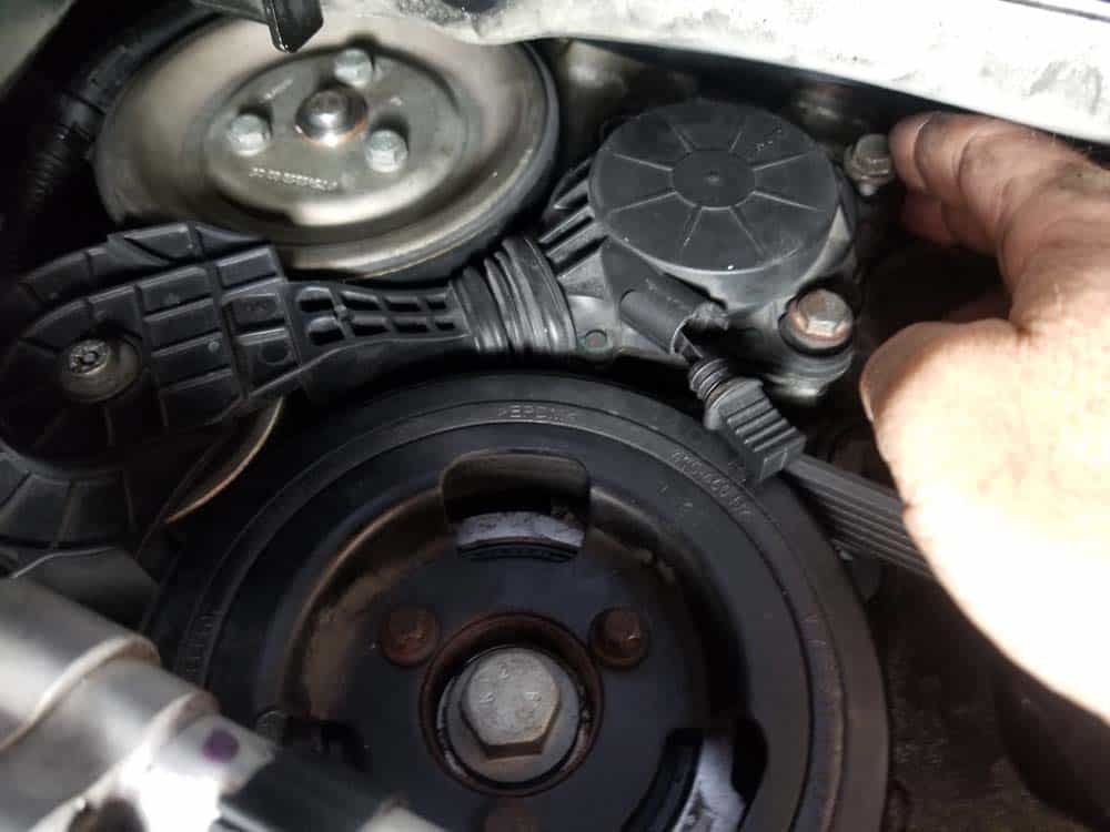 mini r56 water pump replacement - Install the friction wheel and hand tighten the mounting bolts.
