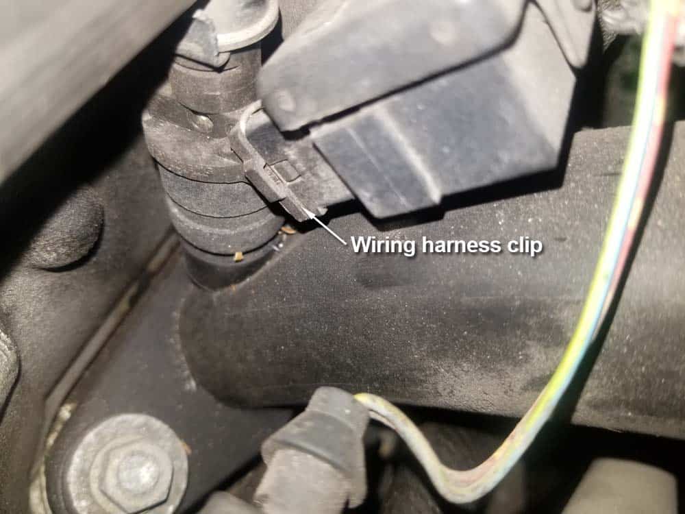 bmw m52 intake manifold removal - Fuel injector wiring harness clip.