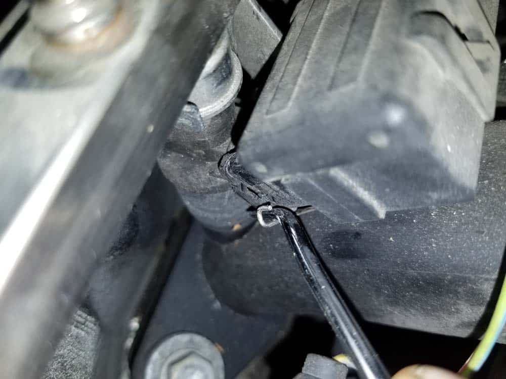 bmw e46 fuel injector replacement - Release on side of the wiring harness clip