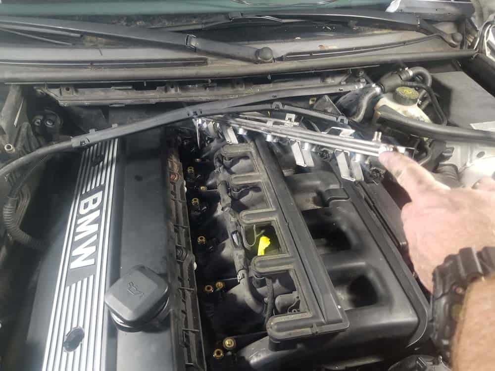 bmw e46 fuel injector replacement - Stow the fuel rail safely out of the way.