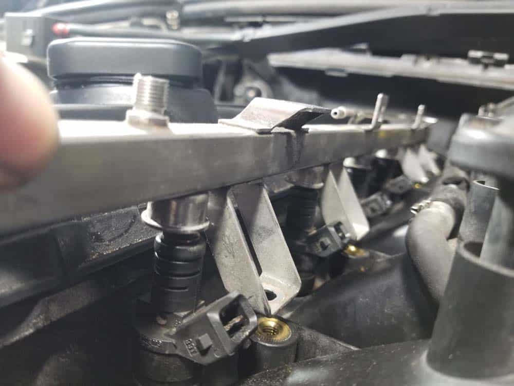bmw e46 fuel injector replacement - Make sure the injectors line up with the holes in the fuel rail.