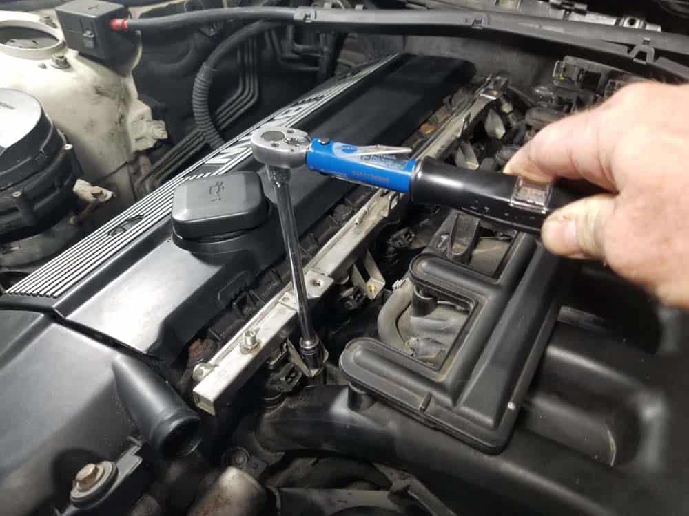 bmw e46 fuel injector replacement - Reinstall the fuel rail mounting bolts and torque to 10 Nm (7 ft-lb)
