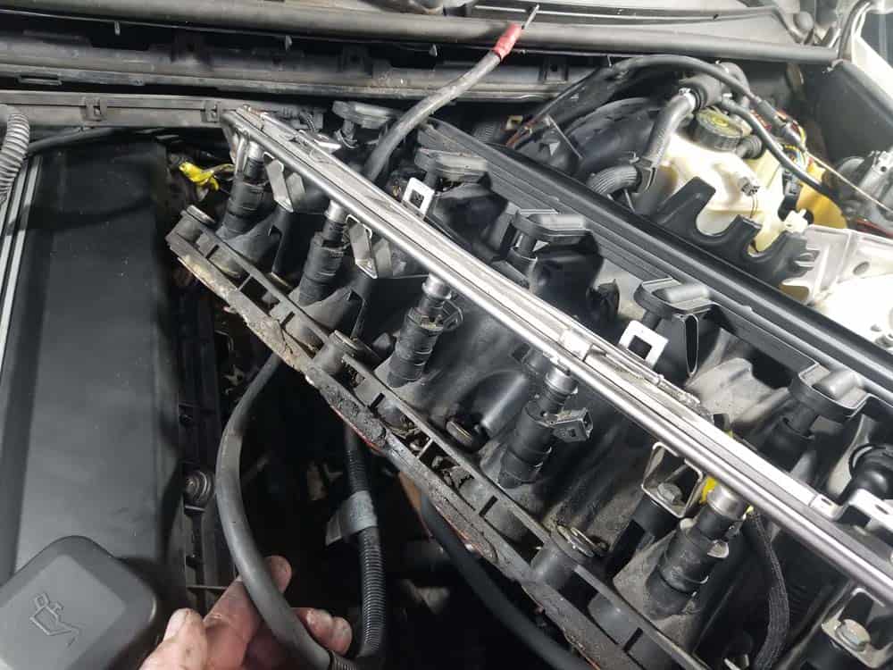 bmw m52 intake manifold removal - Remove the positive battery cable from the intake manifold