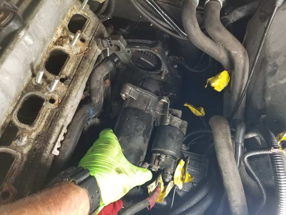 bmw e46 starter replacement - Remove the starter motor from the engine