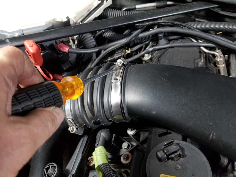 bmw n55 valve cover gasket replacement - Loosen the hose clamp connecting the intake air ductake muffler to the upper in