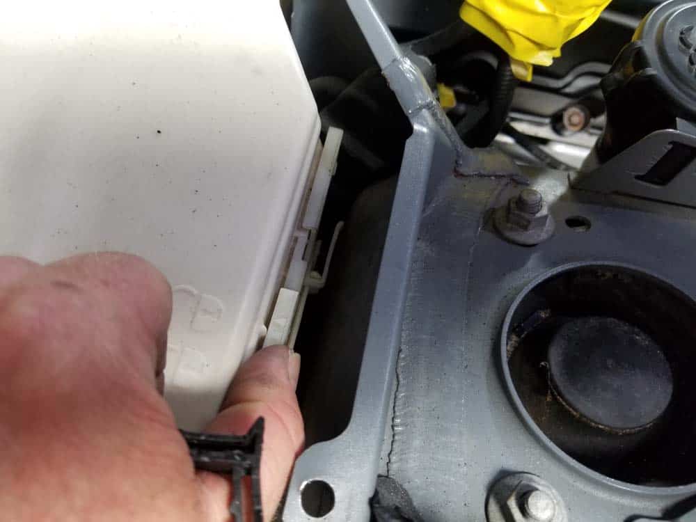 bmw n55 valve cover gasket replacement - Slide the front and rear lock levers to the the unlock position