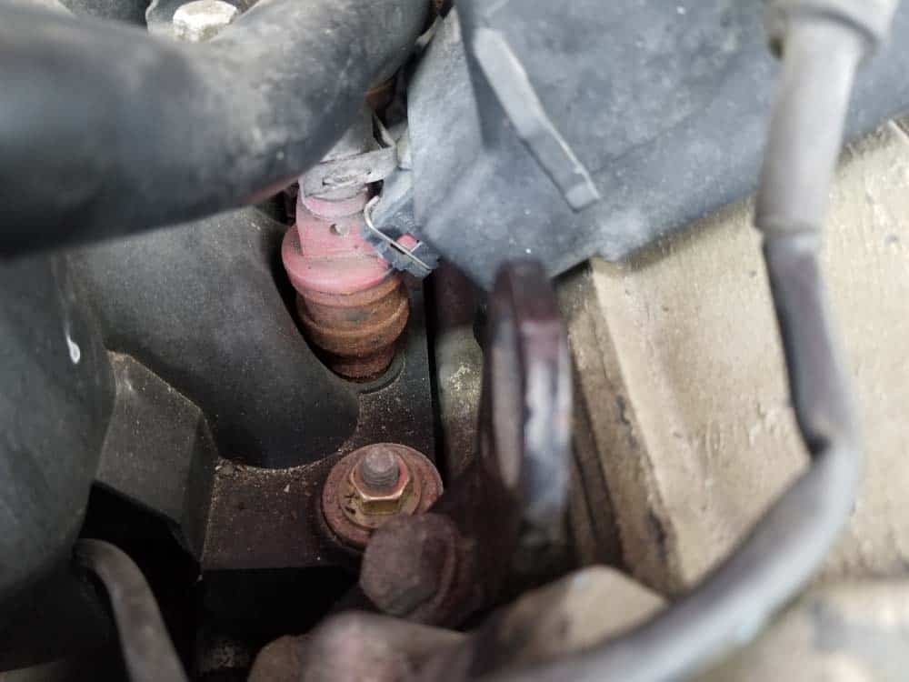 bmw m60 pcv valve replacement - Metal locking clips on the end of a fuel injector