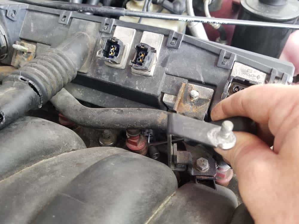 bmw m60 pcv valve replacement - Unlock the rest of the left clips