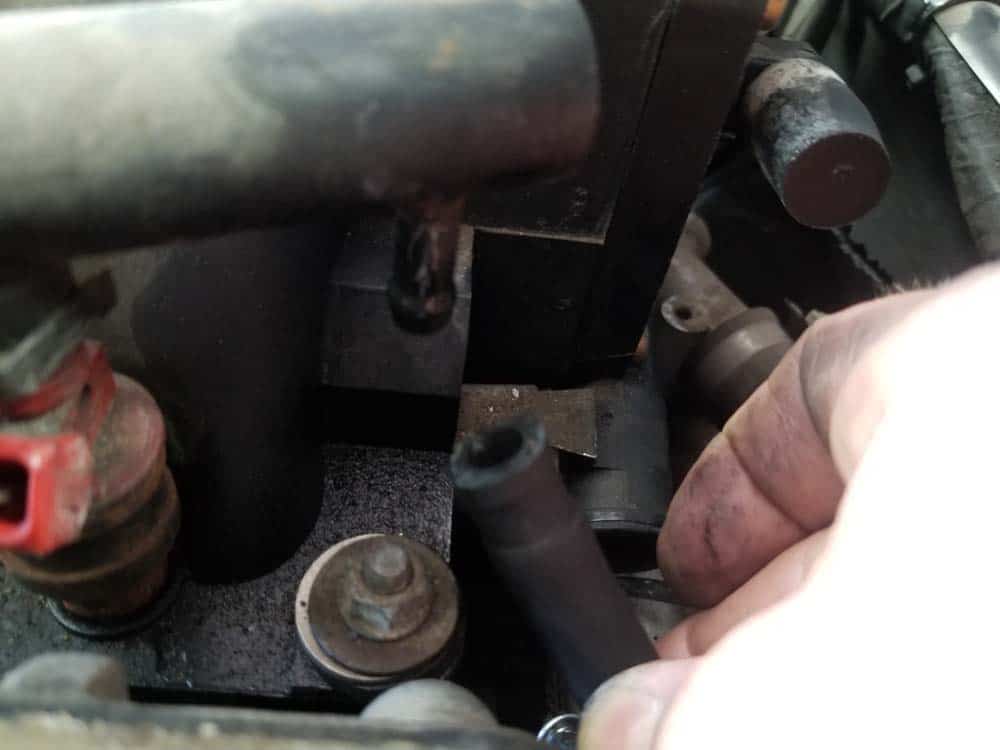 bmw m60 pcv valve replacement - Remove the fuel feed line from the injection pipe