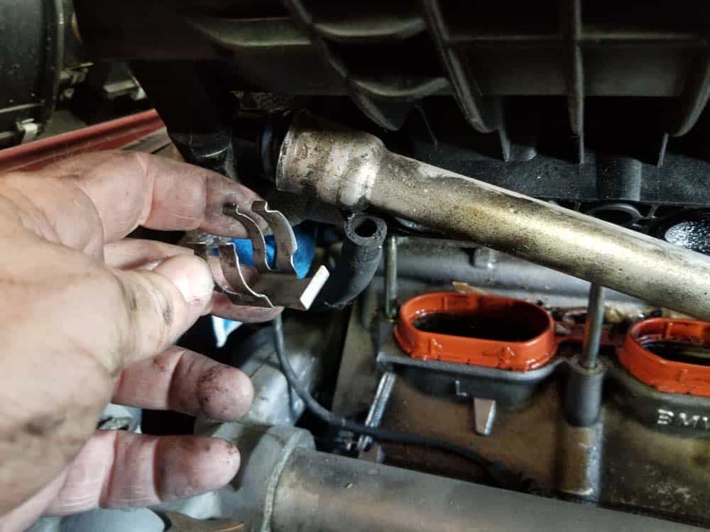 Remove the fixing clamp