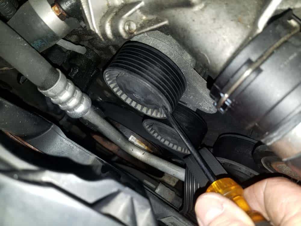 bmw n55 engine squeal - Remove the protective cap from the belt tensioner pulley