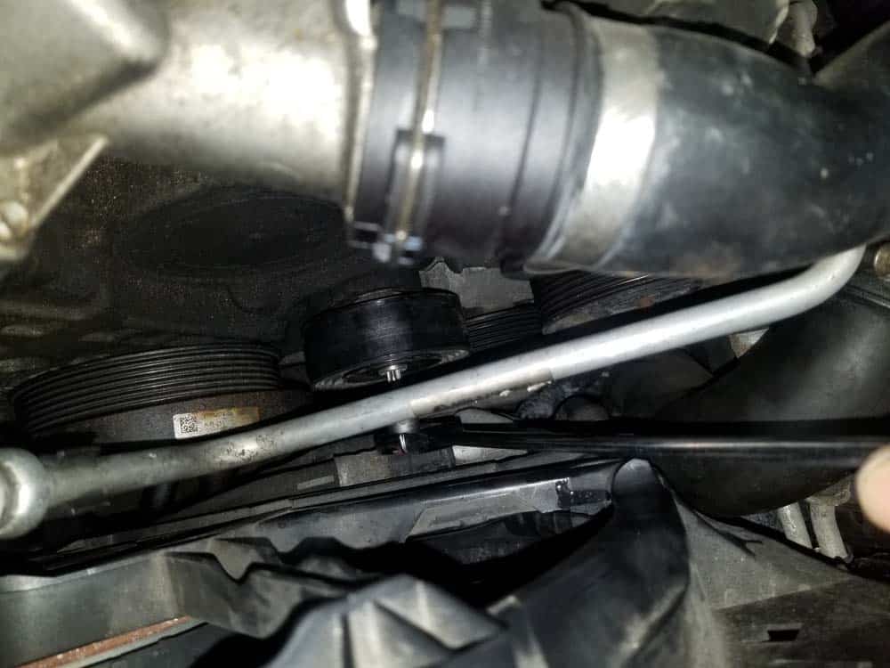 bmw n55 engine squeal - Remove the lower idler pulley with a T50 torx bit