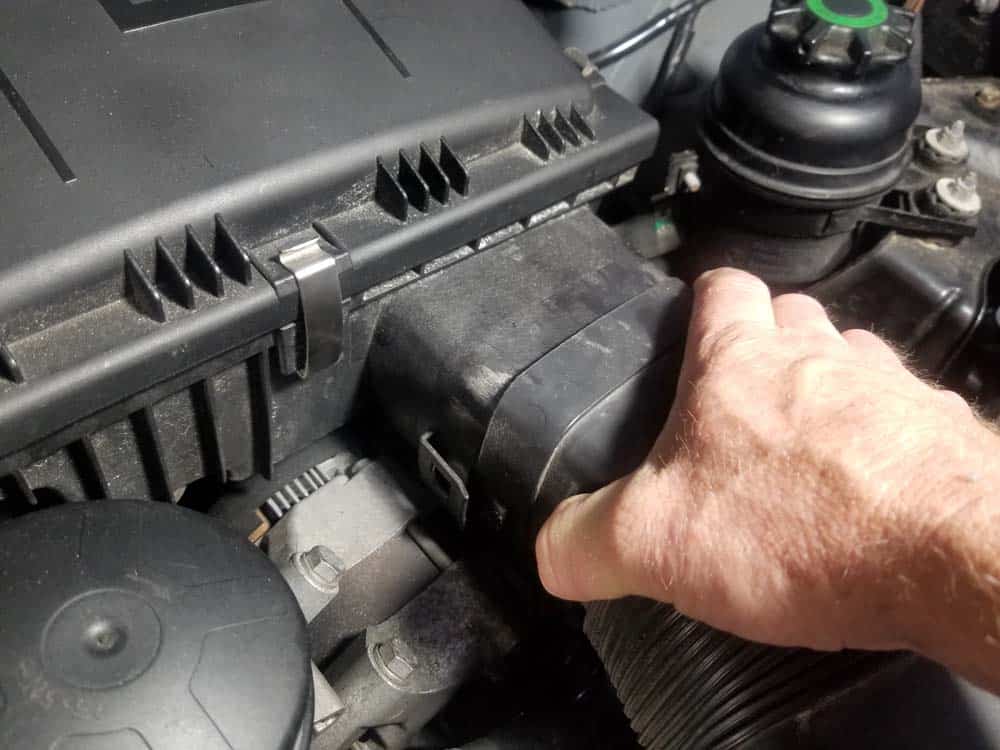 bmw n55 engine squeal - Disconnect the intake duct from the intake muffler