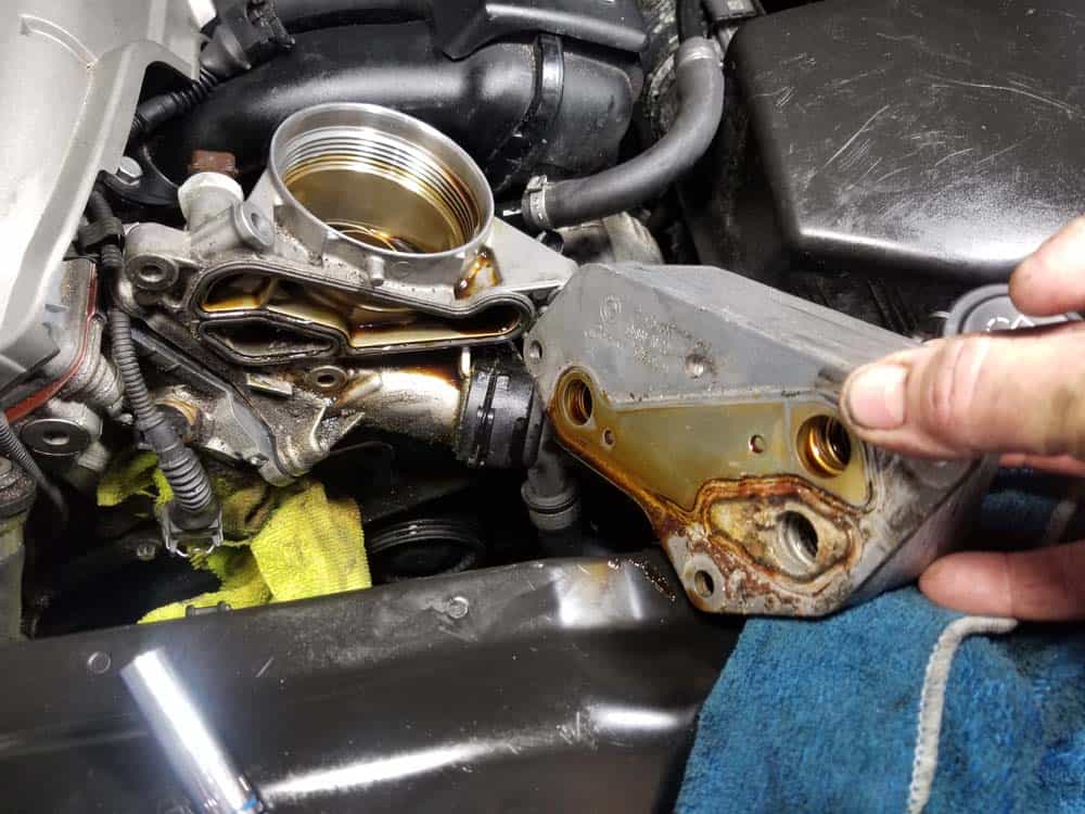Remove the oil cooler from the filter housing.
