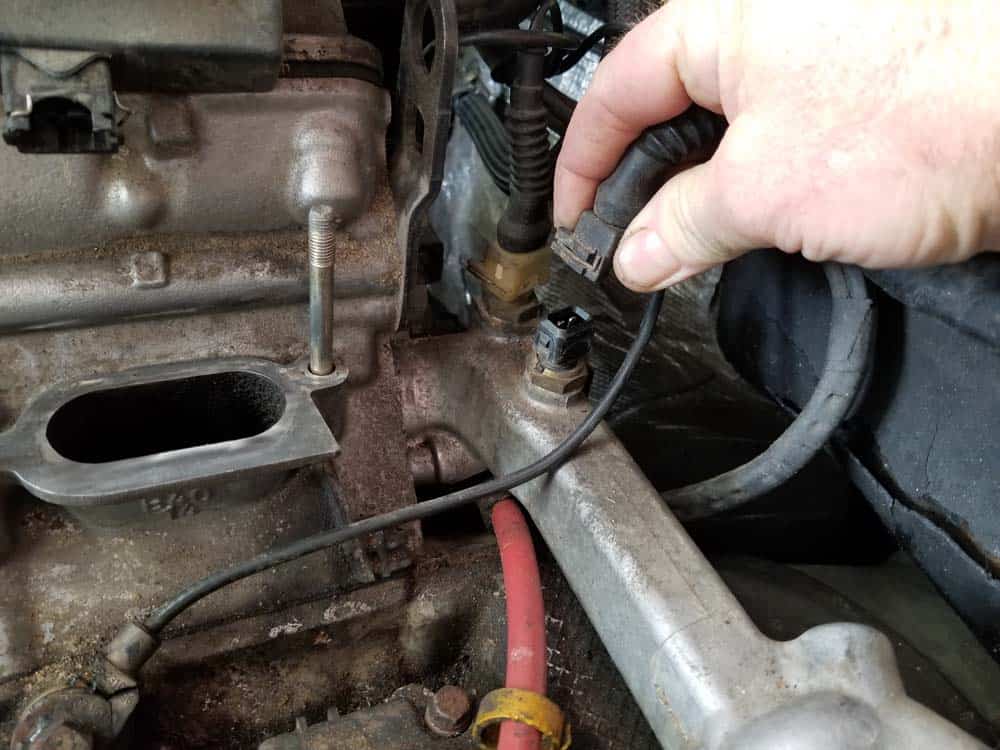 bmw m60 valley pan replacement - Remove the engine coolant temperature sensor