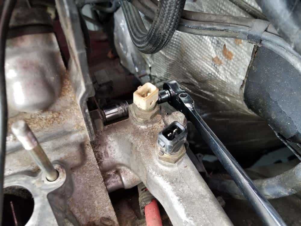 bmw m60 valley pan replacement - Remove the bolts from the right side of the accumulator