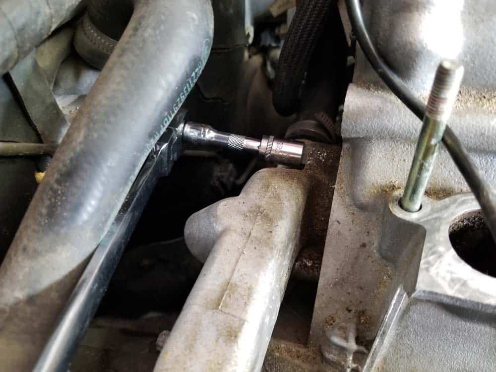 bmw m60 valley pan replacement - Remove the bolts from the left side of the accumulator