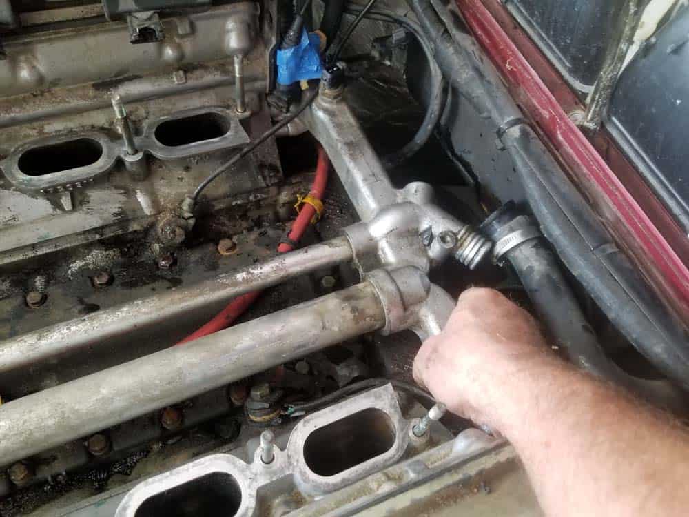 bmw m60 valley pan replacement - Grasp the accumulator and pull it loose from the engine.