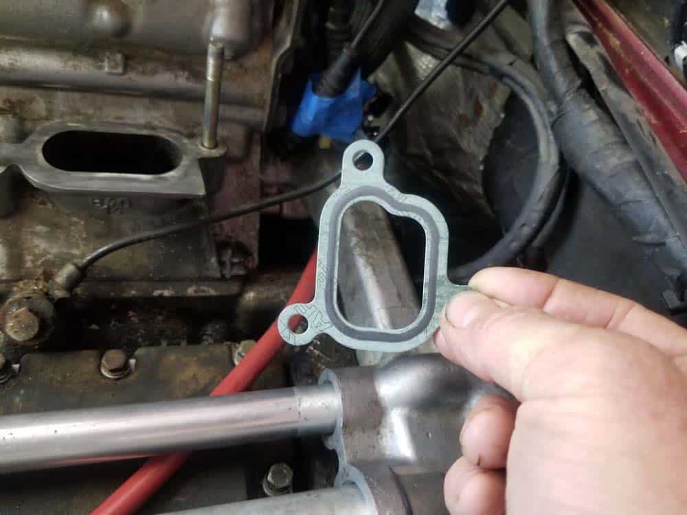 bmw m60 valley pan replacement - Install fresh gaskets on the ends of the accumulator