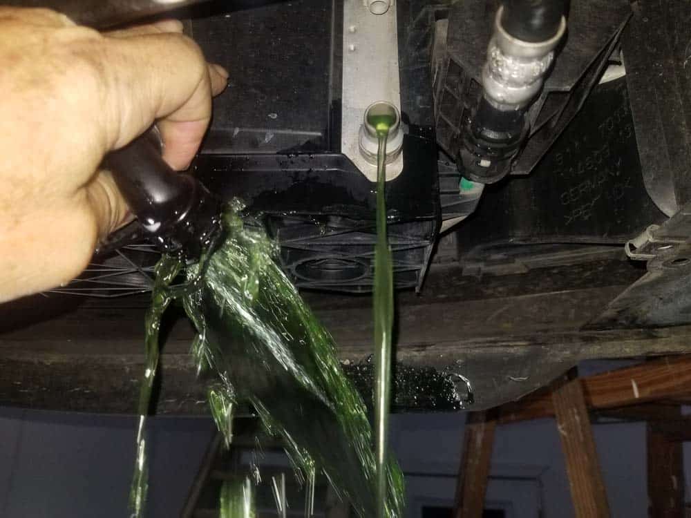 bmw e60 coolant flush - Pull the lower radiator hose free and allow it to drain for a few minutes