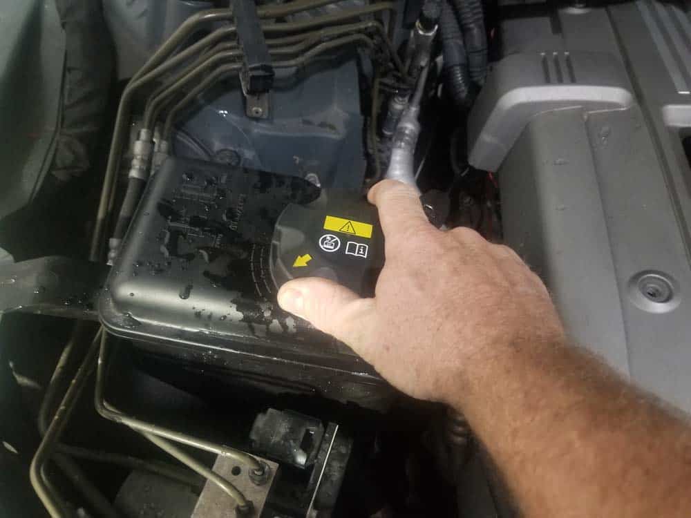 bmw e60 thermostat replacement - Put the cap back on the expansion tank