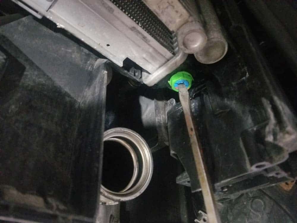 bmw e90 thermostat replacement - Remove the radiator drain plug