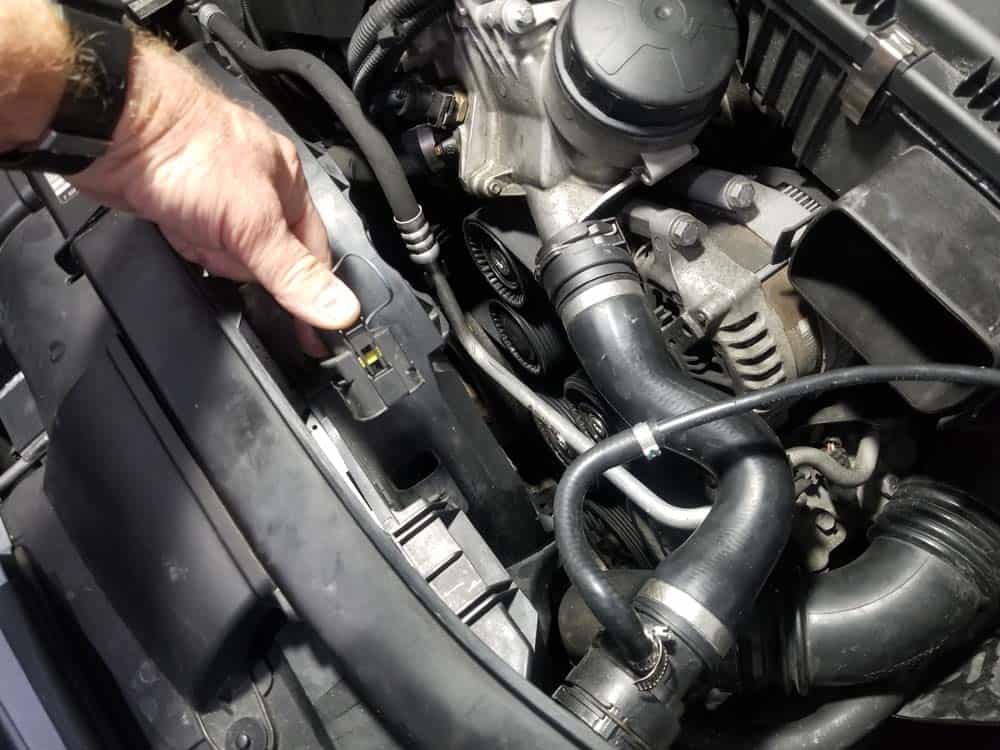 bmw e90 thermostat replacement - Unplug the cooling fan