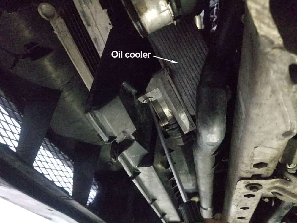 bmw e90 thermostat replacement - Remove the engine oil cooler from the cooling fan.