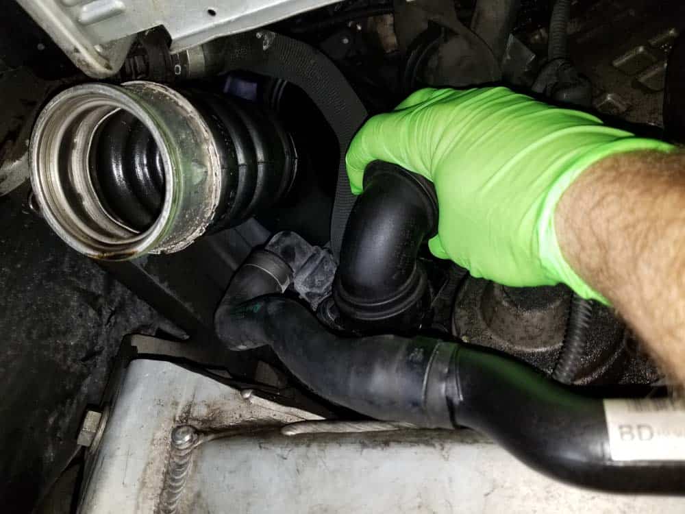 bmw e90 thermostat replacement - Pull the lower radiator hose free from the thermostat
