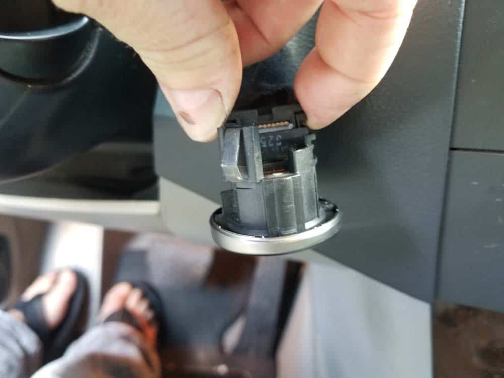 bmw e60 start button replacement - squeeze the sides of the plug to release it from the housing