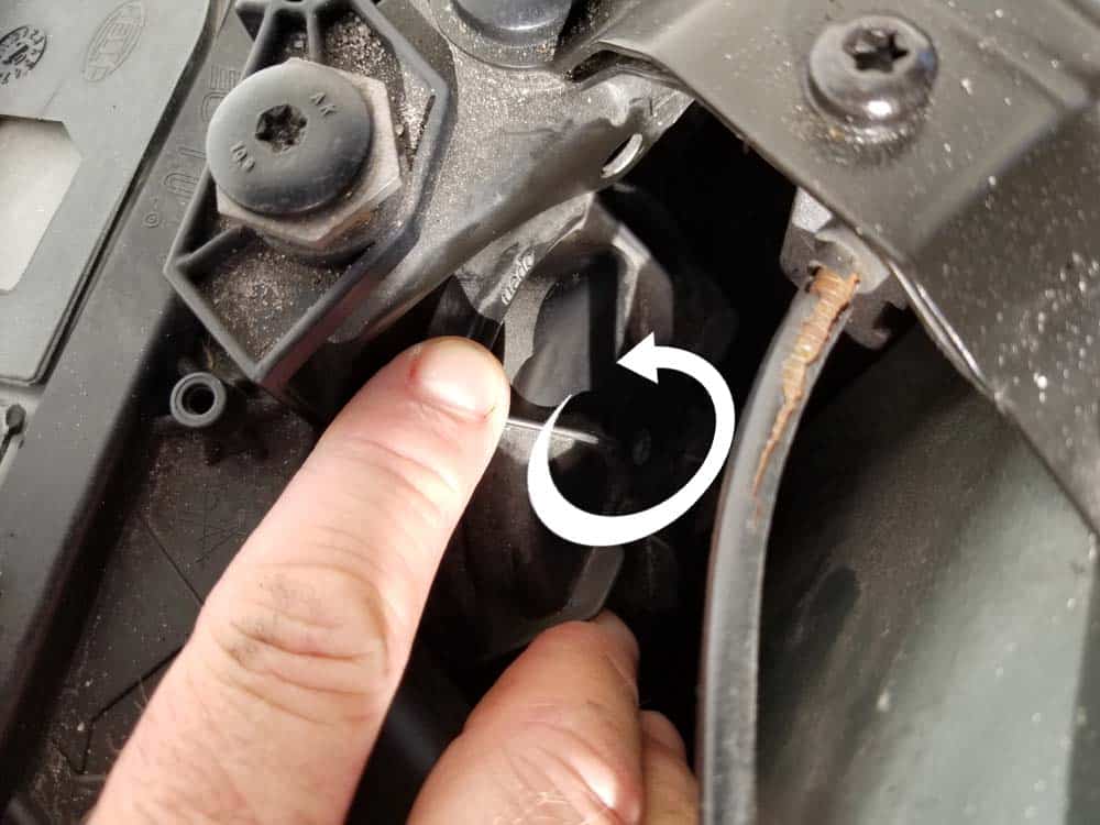 bmw e60 parking lamp bulb replacement - Turn the high beam cover counterclockwise to release it