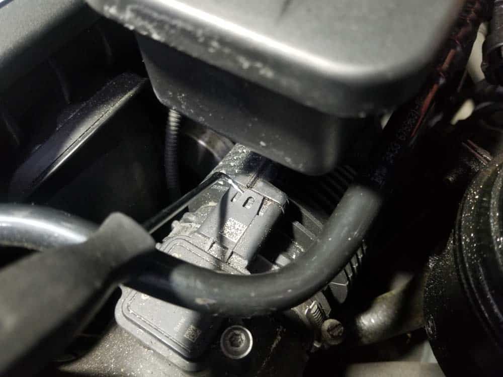 bmw e60 serpentine belt and pulley replacement - Use a pick to release the plastic clip on the mass air flow sensor
