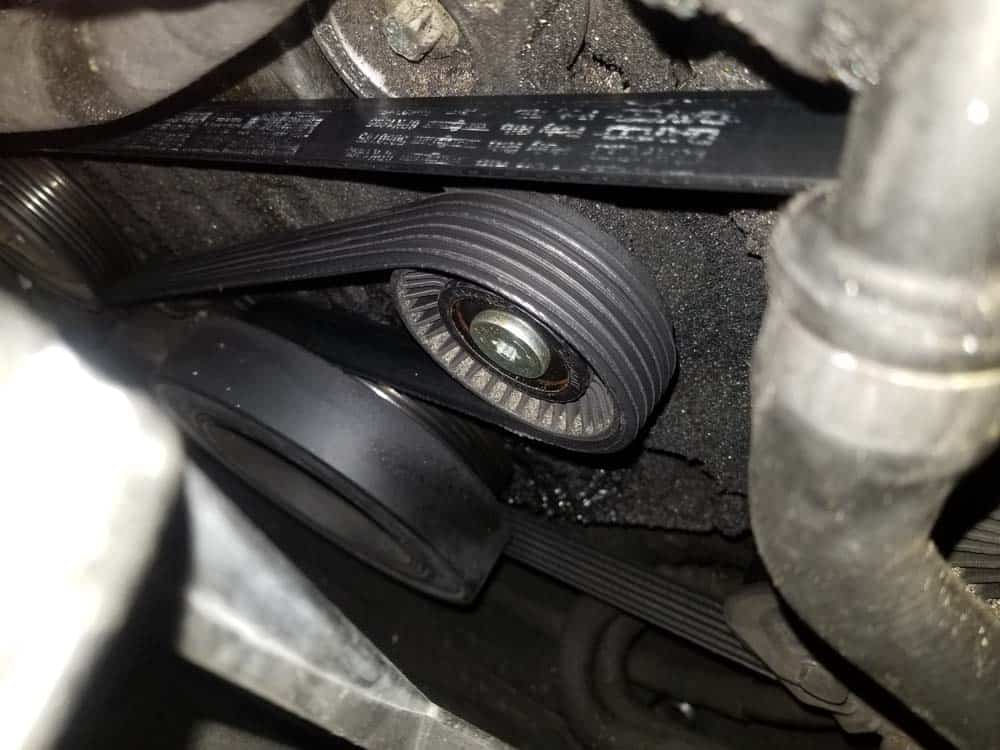 bmw e60 serpentine belt and pulley replacement - Remove the tensioner pulley dust cap