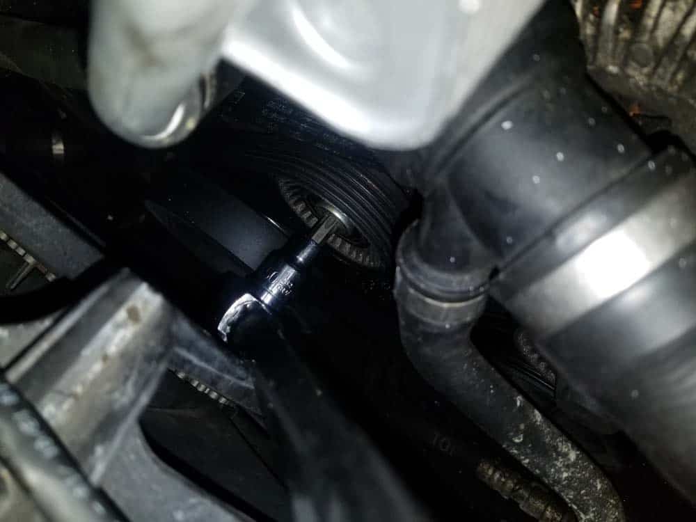 bmw e60 serpentine belt and pulley replacement - Use a T50 torx bit to retract the tensioner pulley