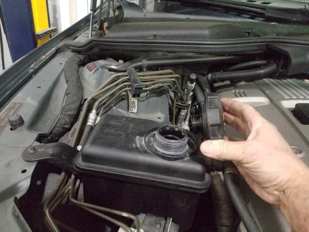 bmw e60 thermostat replacement - Remove the expansion tank cap