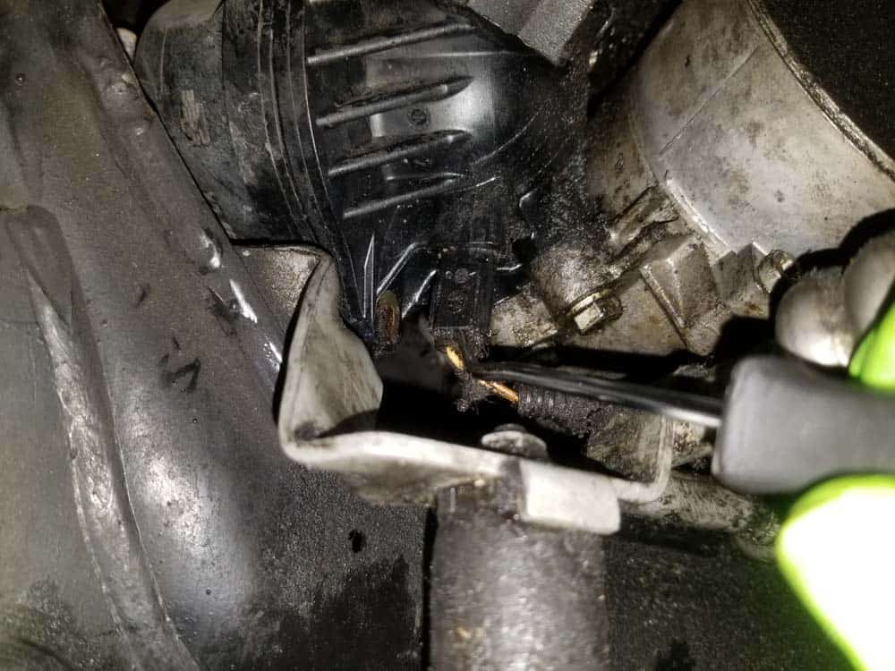 bmw e60 water pump replacement - Release the thermostat's electrical connector with a metal pick