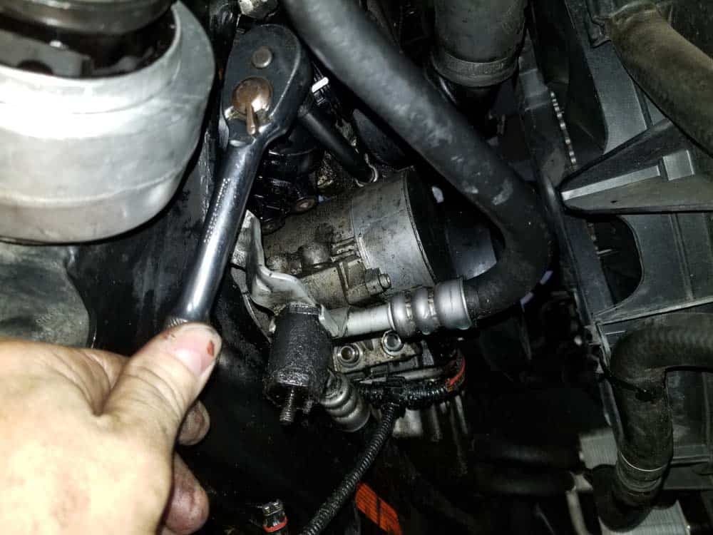 bmw e60 thermostat replacement - Remove the water pump's upper mounting bolt