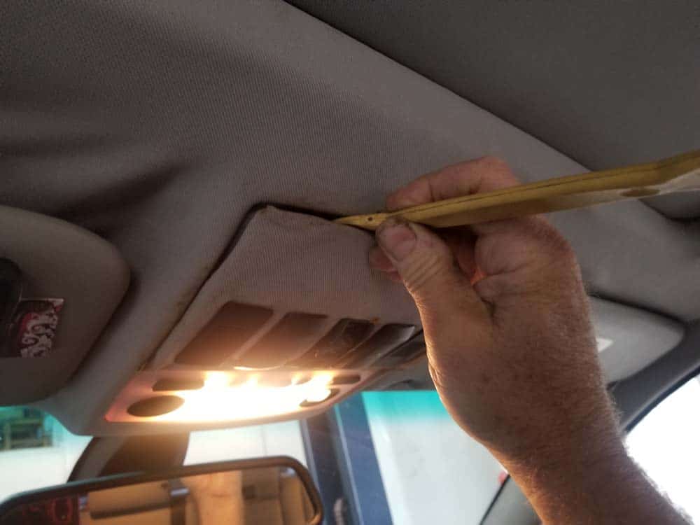 bmw e61 headliner removal - remove the headliner cover with a plastic trim tool